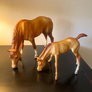Breyer grazing mare & foal - Buttons & Bows 3165